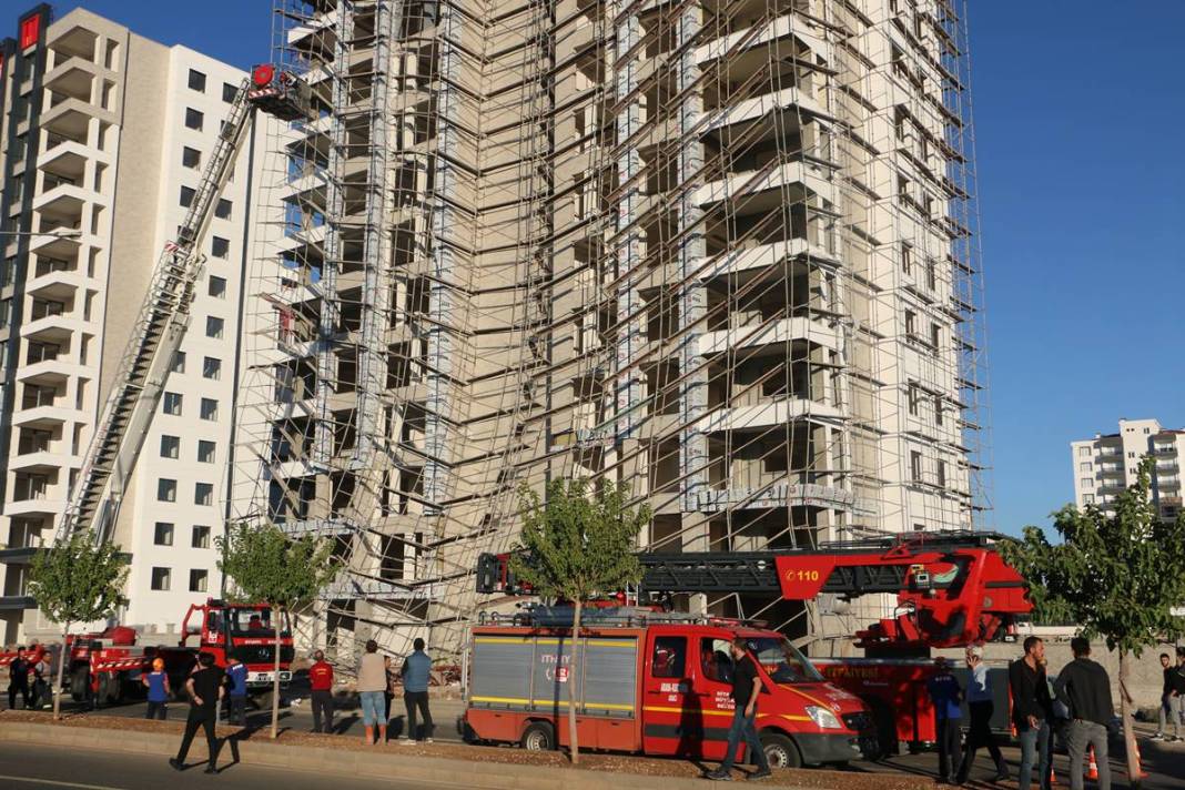 İnşaat iskelesi çöktü, işçiler iple hayata tutundu 1